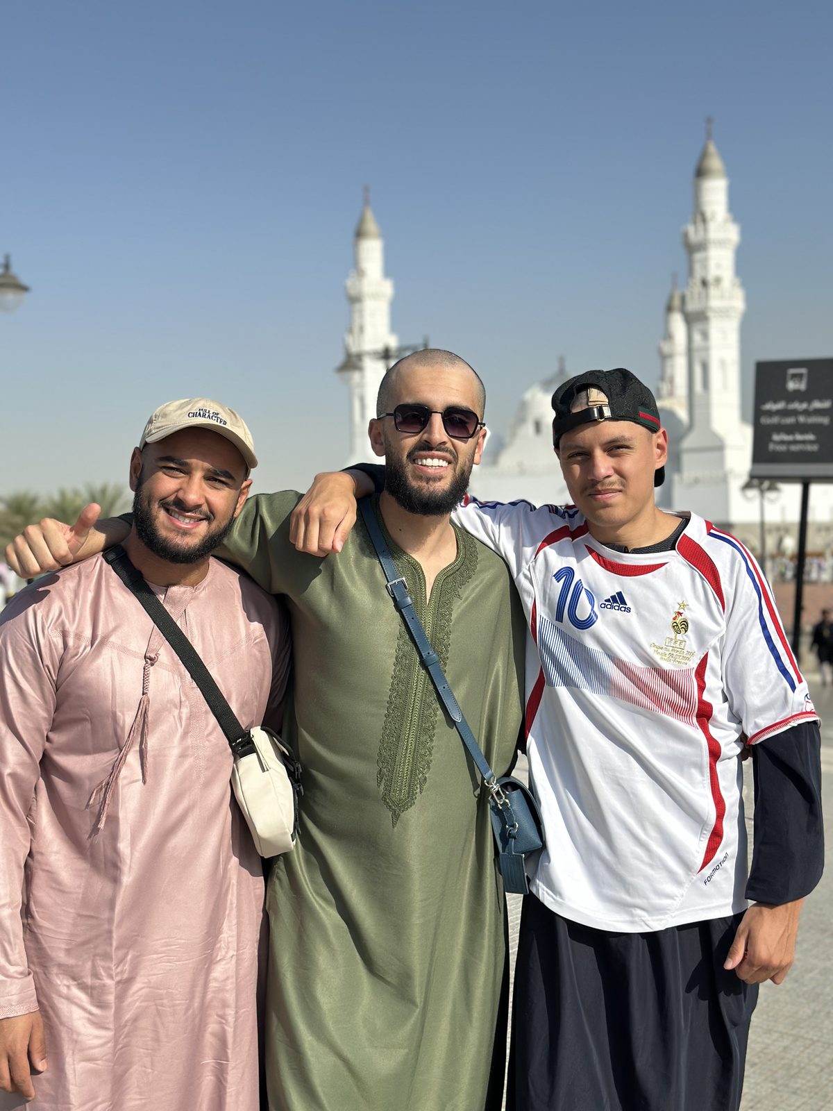 Jongeren op Umrah reis bij Quba moskee