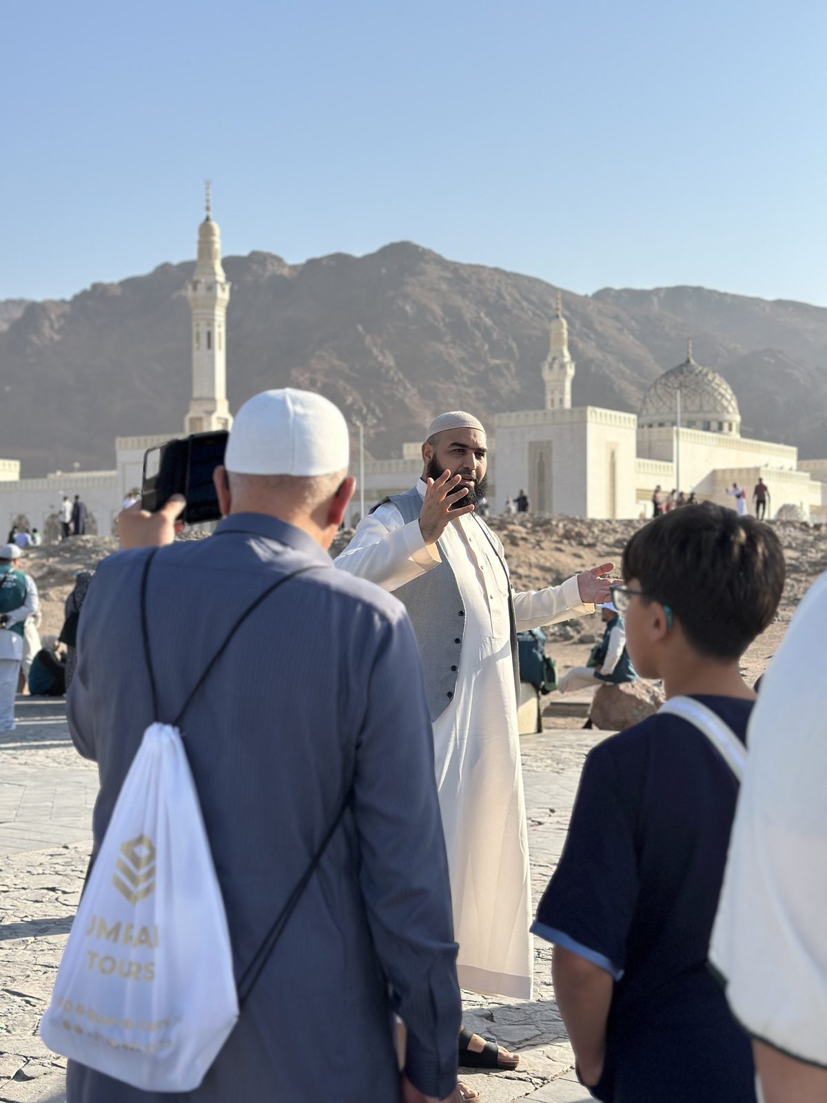 Begeleider geeft uitleg bij Uhud